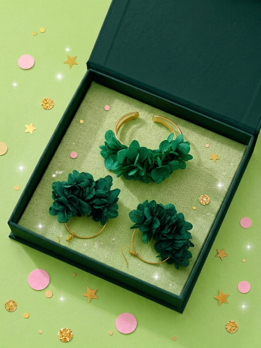 Coffret cadeau demoiselle d'honneur avec bracelet jonc et boucles d'oreilles créoles en hortensia vert sapin