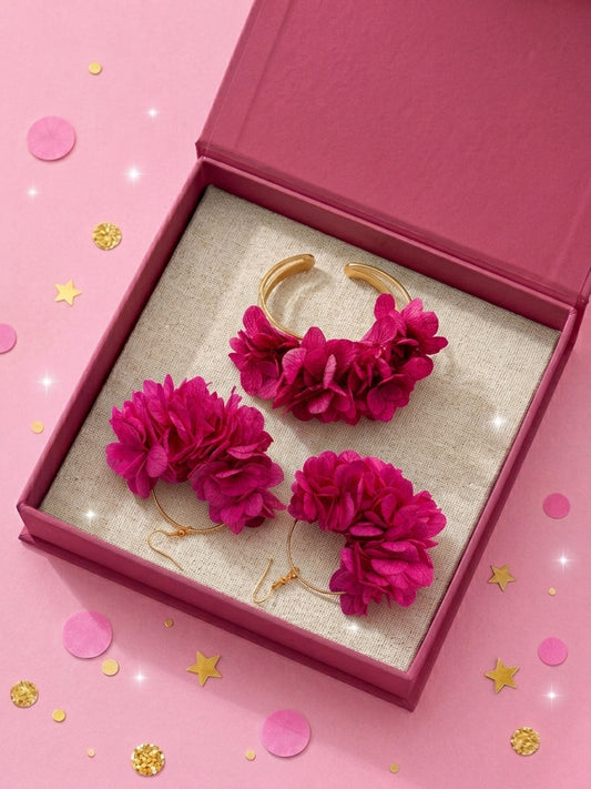 Coffret cadeau demoiselle d'honneur avec bracelet jonc et boucles d'oreilles créoles en hortensia rose framboise