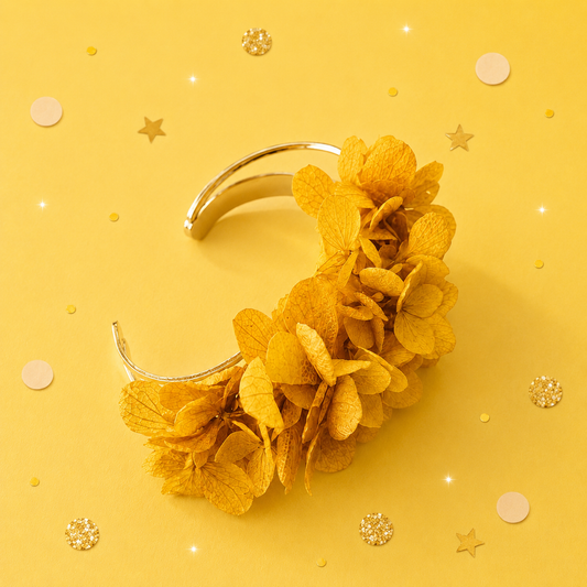 Coffret cadeau demoiselle d'honneur avec bracelet jonc et boucles d'oreilles créoles en hortensia jaune moutarde