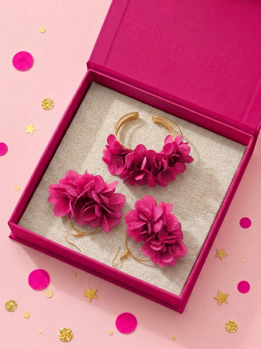 Coffret cadeau demoiselle d'honneur avec bracelet jonc et boucles d'oreilles créoles en hortensia rose fuchsia