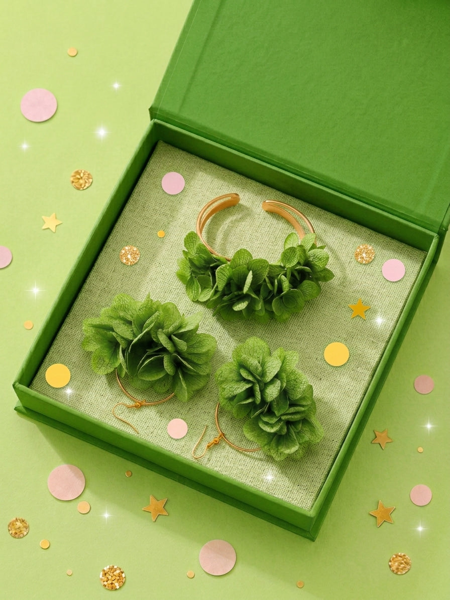 Coffret cadeau demoiselle d'honneur avec bracelet jonc et boucles d'oreilles créoles en hortensia vert clair