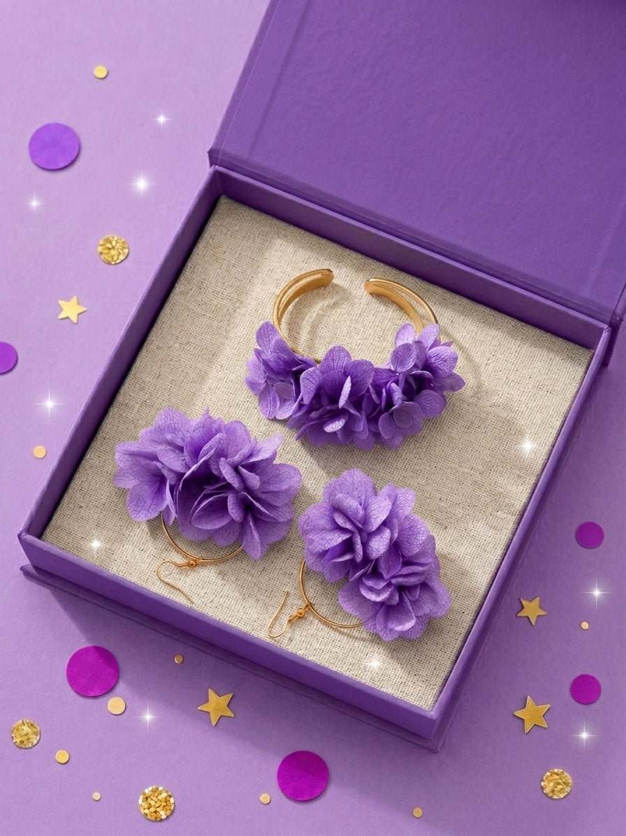 Coffret cadeau demoiselle d'honneur avec bracelet jonc et boucles d'oreilles créoles en hortensia violet lilas