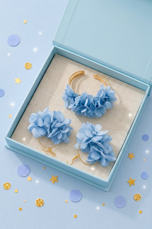 Coffret cadeau demoiselle d'honneur avec bracelet jonc et boucles d'oreilles créoles en hortensia bleu ciel
