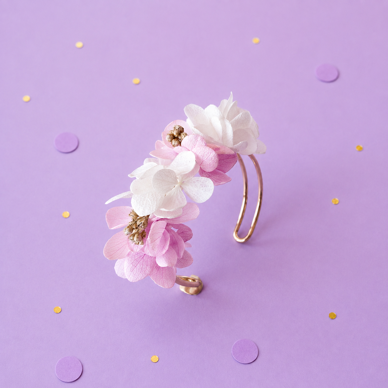 Bracelet jonc dore avec fleurs stabilisees aux teintes lavande et blanc ivoire pour mariage