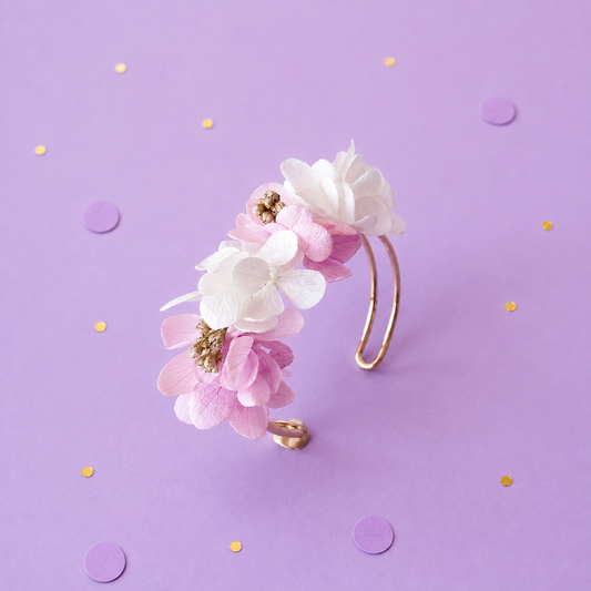 Bracelet jonc dore avec fleurs stabilisees aux teintes lavande et blanc ivoire pour mariage