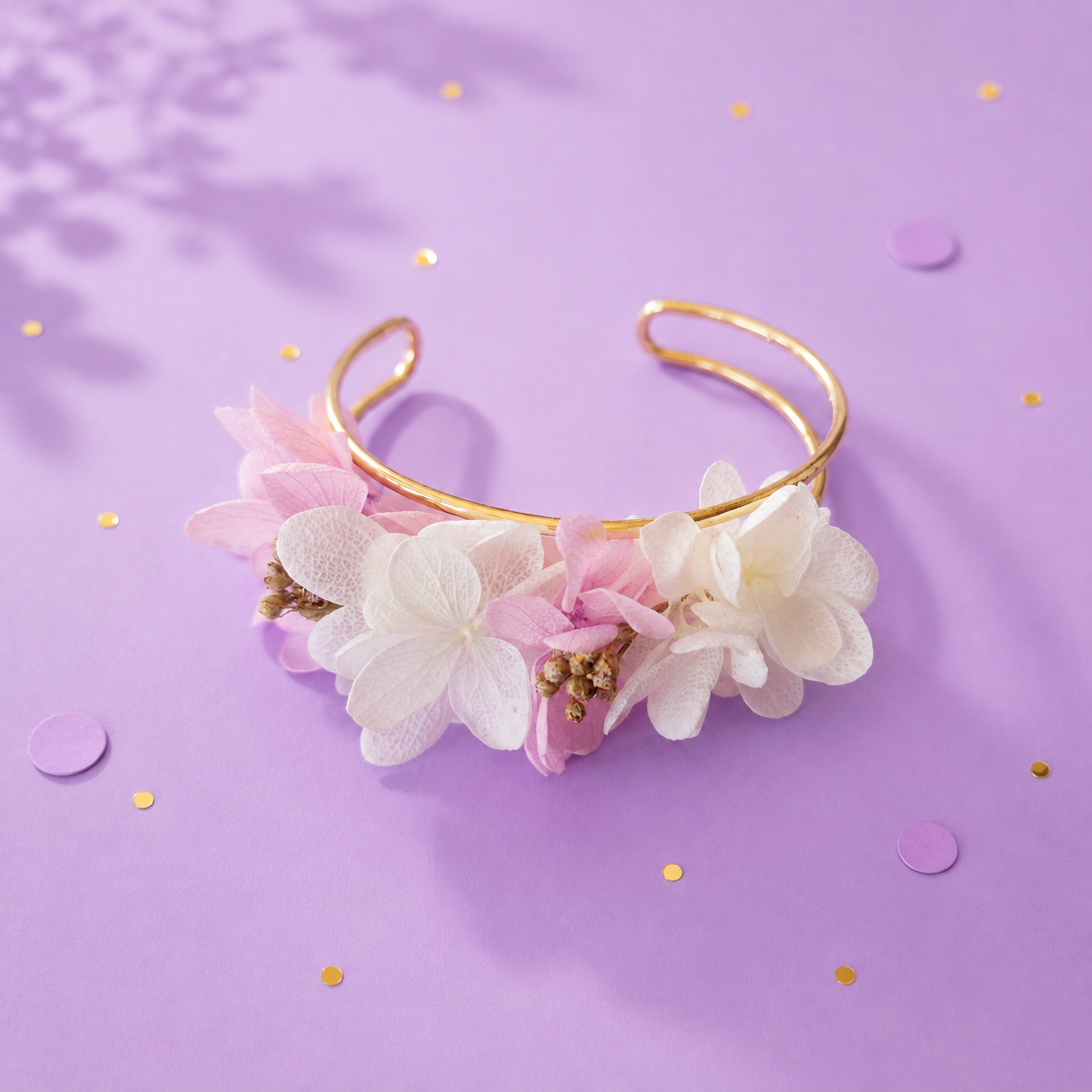 Bracelet jonc dore avec fleurs stabilisees aux teintes lavande et blanc ivoire pour mariage
