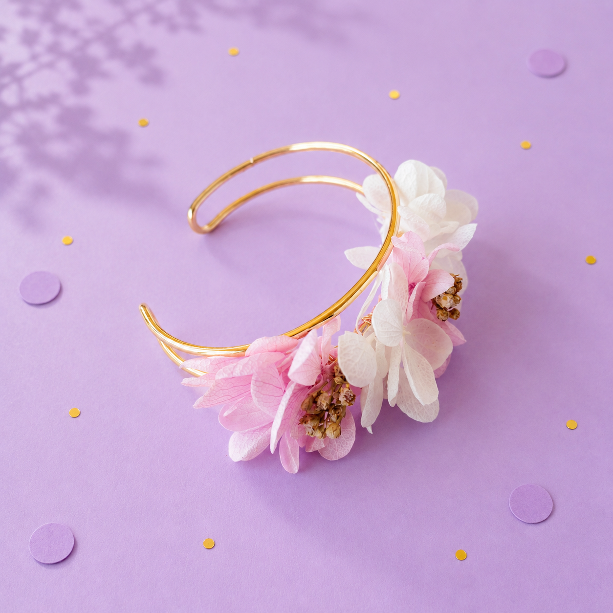 Bracelet jonc dore avec fleurs stabilisees aux teintes lavande et blanc ivoire pour mariage
