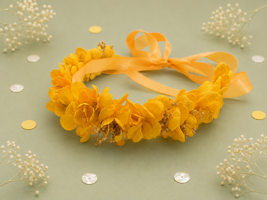 Couronne de fleurs sechees et stabilisees sur ruban rose et jaune moutarde pour mariage enfant et adulte