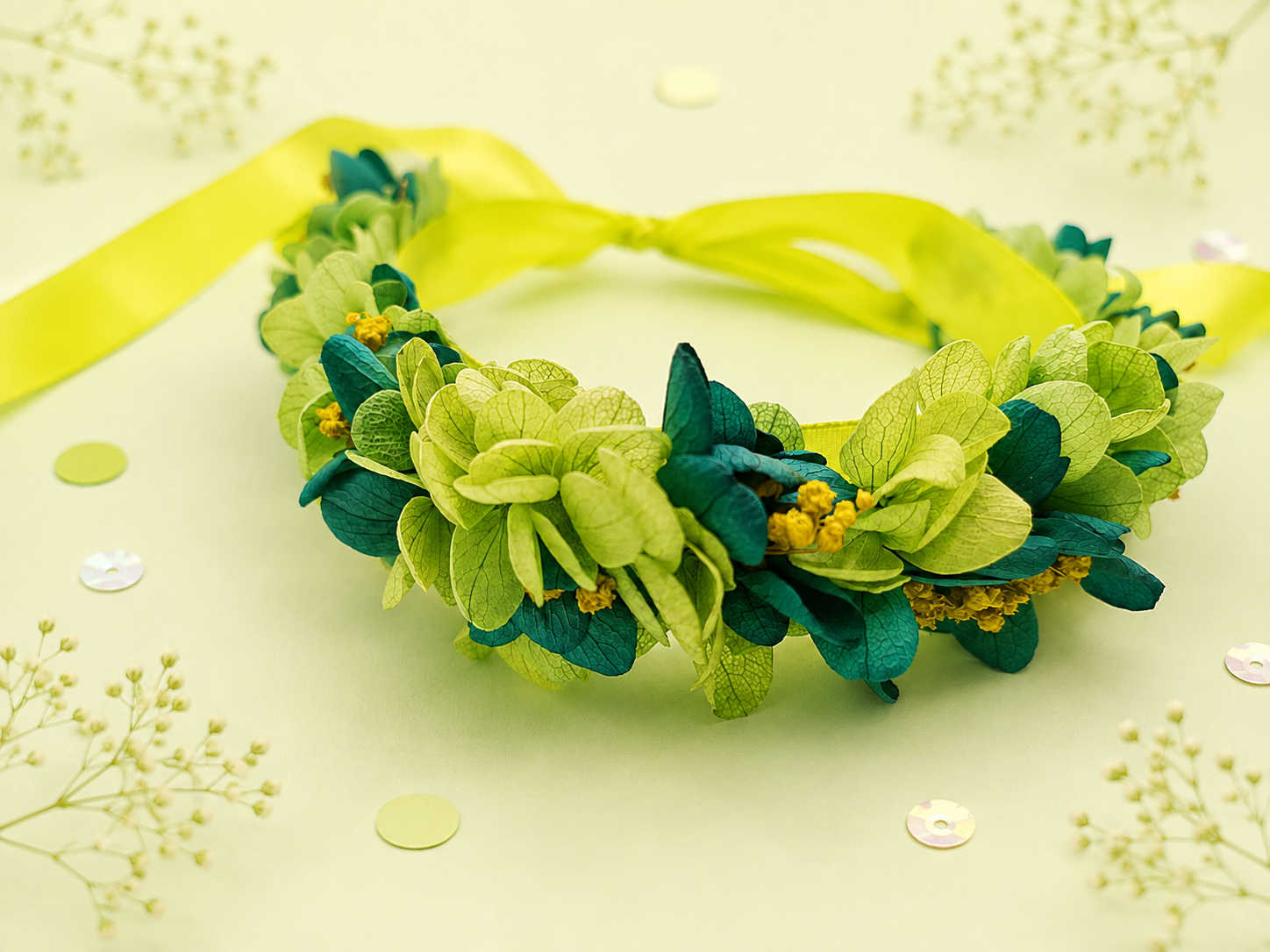 Couronne de fleurs sechees et stabilisees sur ruban vert lime vert canard et jaune pour mariage enfant et adulte