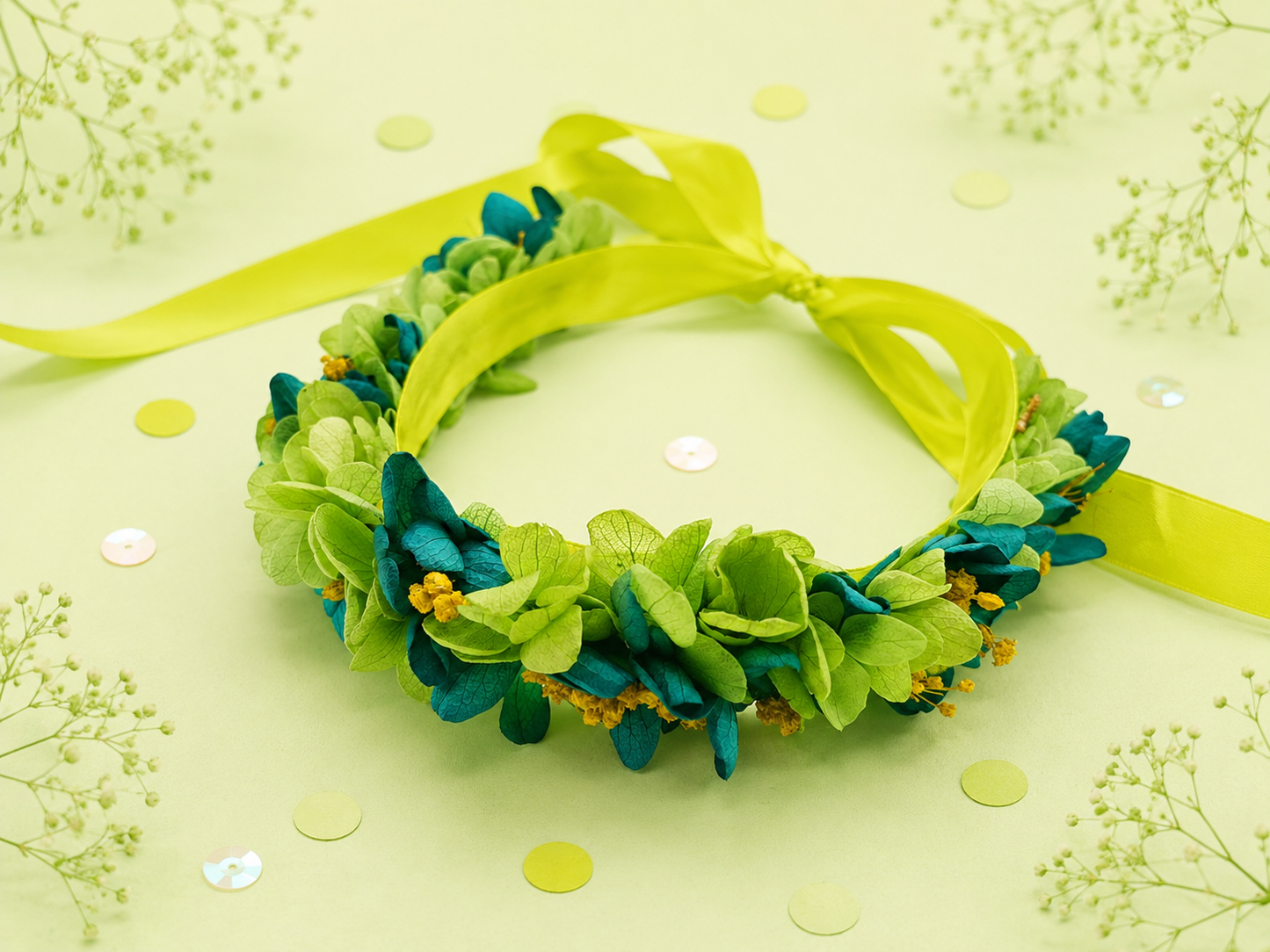 Couronne de fleurs sechees et stabilisees sur ruban vert lime vert canard et jaune pour mariage enfant et adulte