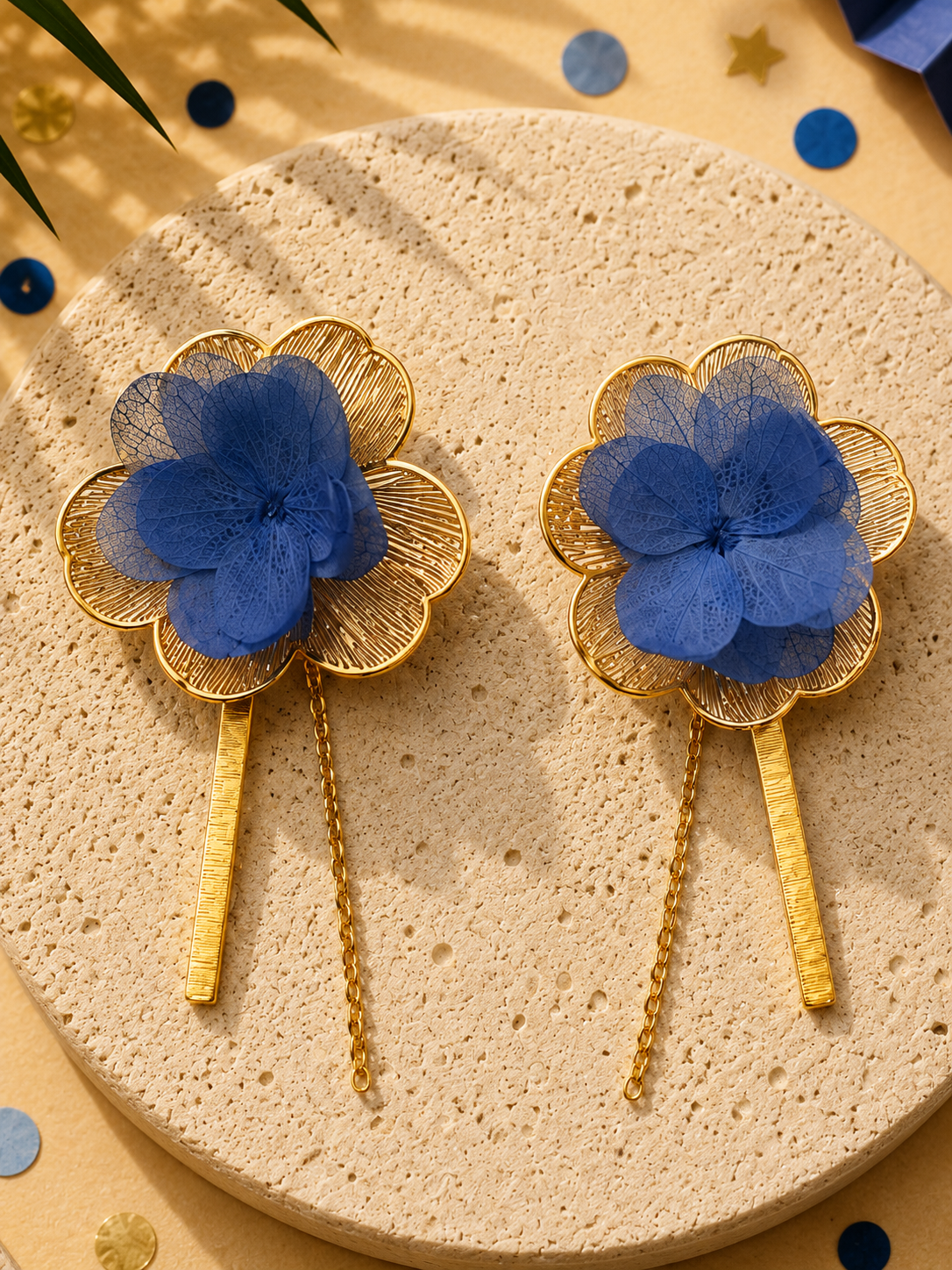 Boucles d'oreilles mariage modulables pendantes a chainettes hortensia bleu saphir et acier inoxydable dore