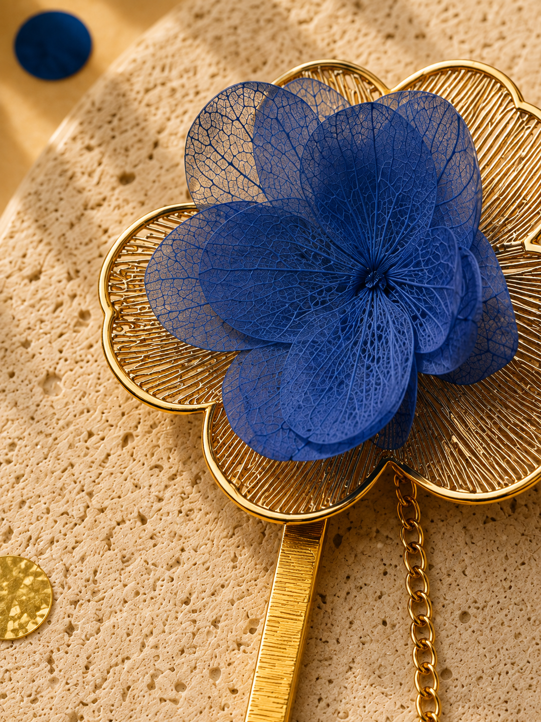 Boucles d'oreilles mariage modulables pendantes a chainettes hortensia bleu saphir et acier inoxydable dore