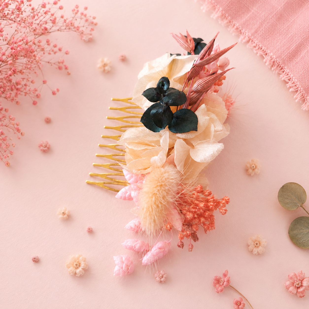 Peigne de mariage en laiton dore avec fleurs sechees et stabilisees teintes peche rose poudre et eucalyptus