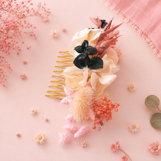Peigne de mariage en laiton dore avec fleurs sechees et stabilisees teintes peche rose poudre et eucalyptus