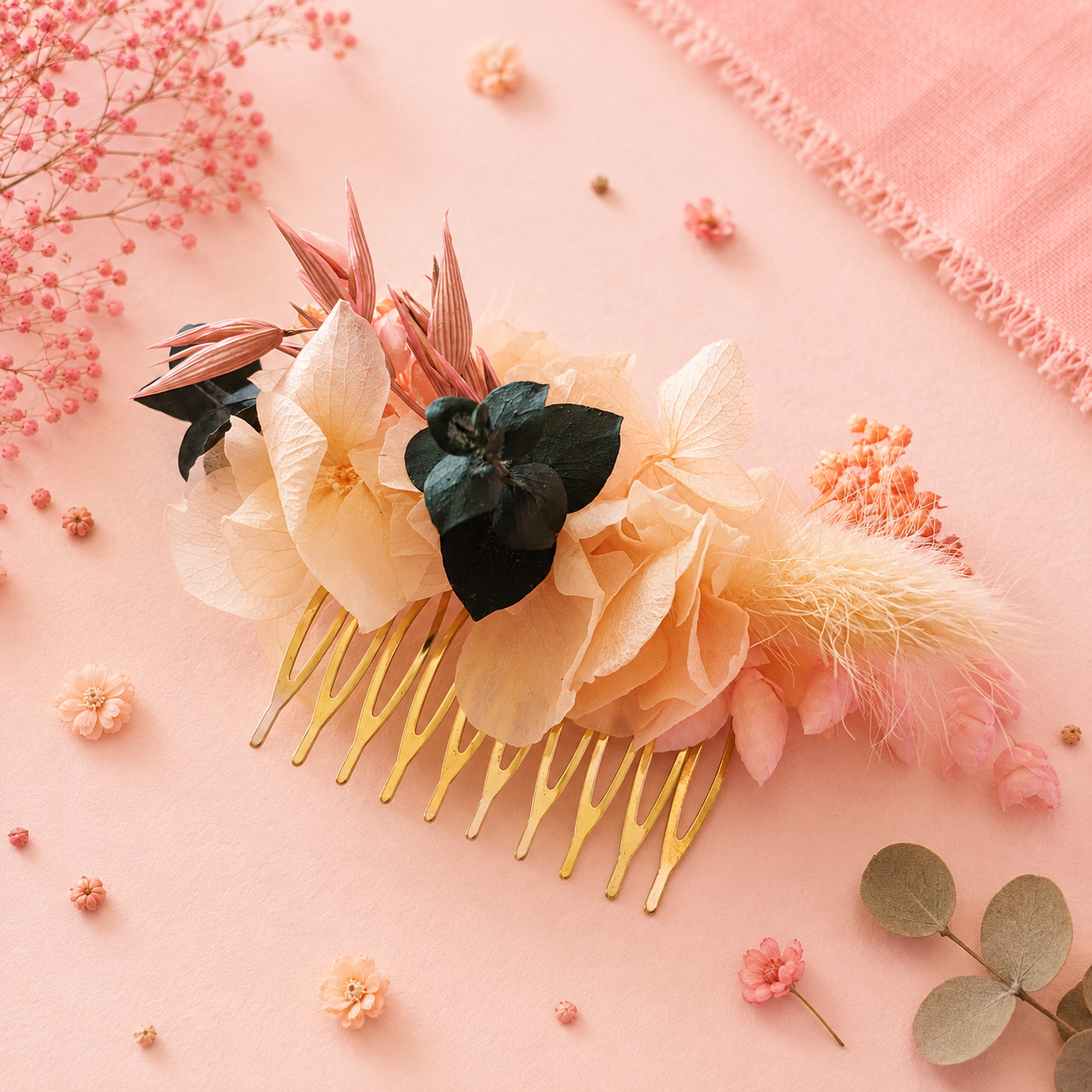 Peigne de mariage en laiton dore avec fleurs sechees et stabilisees teintes peche rose poudre et eucalyptus