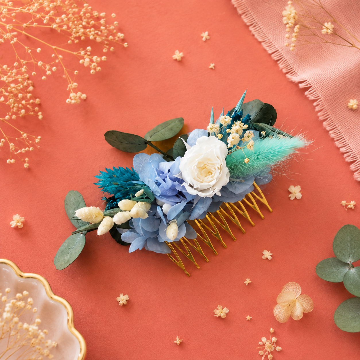 Peigne de mariage en laiton dore avec rose blanche et fleurs stabilisees teintes bleu ciel