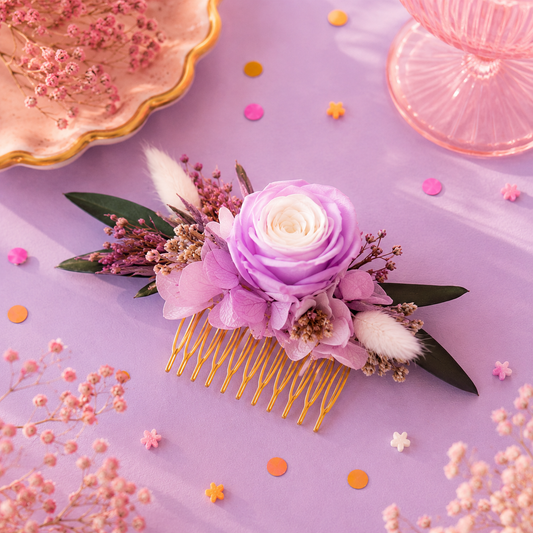 Peigne de mariage en laiton dore avec rose et fleurs stabilisees teintes violet et lilas