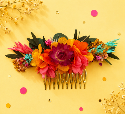Peigne de mariage dore avec fleurs sechees et stabilisees aux teintes fuchsia orange jaune moutarde turquoise et feuillage vert