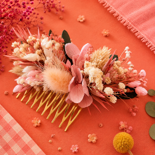 Peigne de mariage en laiton dore avec fleurs sechees et stabilisees teintes peche et rose