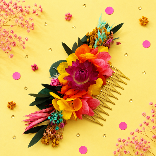 Peigne de mariage dore avec fleurs sechees et stabilisees aux teintes fuchsia orange jaune moutarde turquoise et feuillage vert