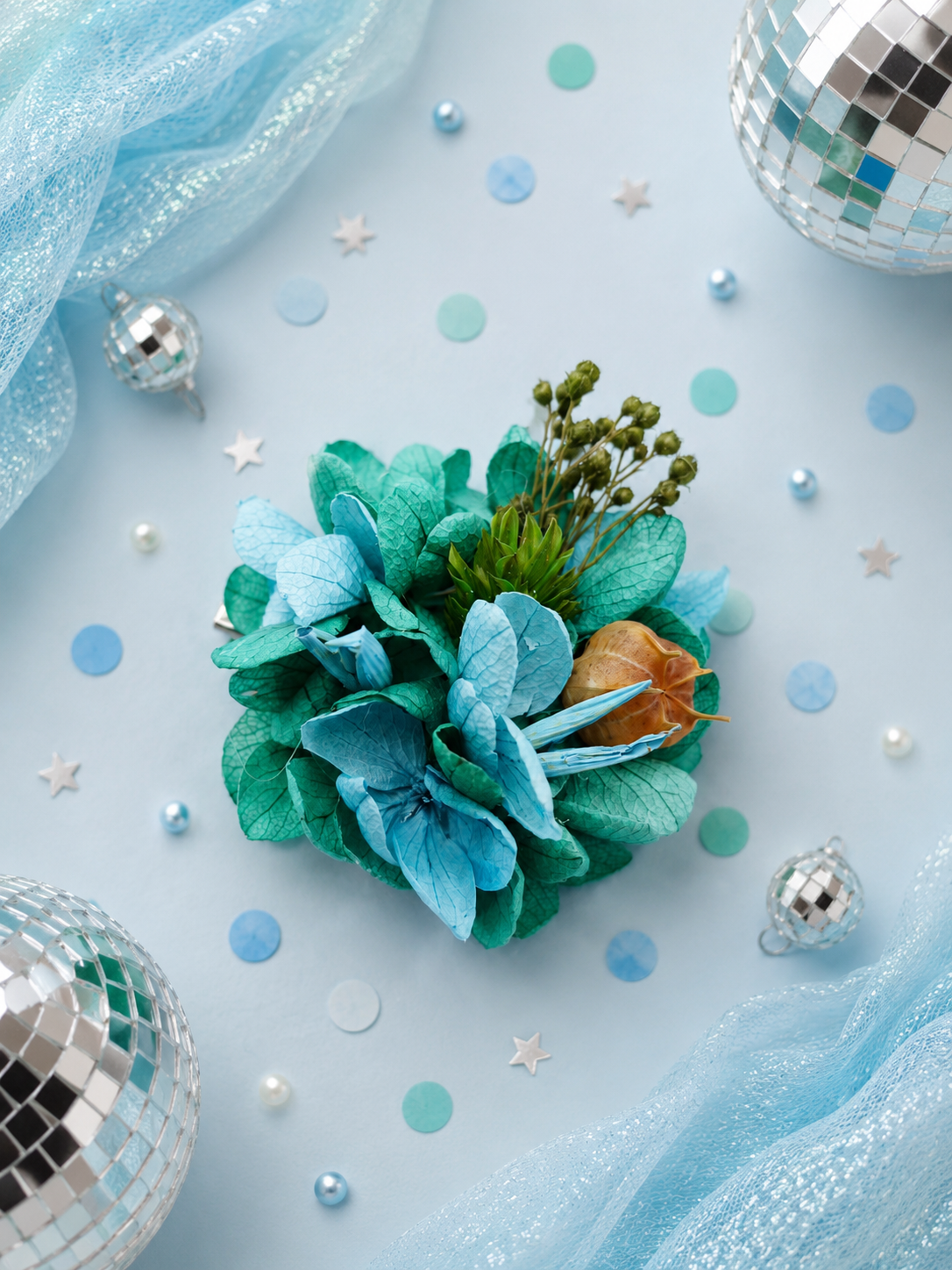 Barrette crocodile ronde 5cm en hortensia stabilise bleu canard bleu ciel et baies sechees pour mariage