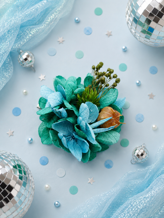 Barrette crocodile ronde 5cm en hortensia stabilise bleu canard bleu ciel et baies sechees pour mariage