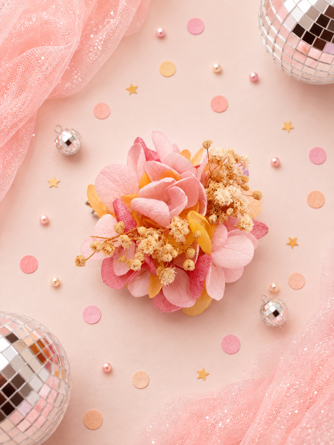 Barrette crocodile ronde 5cm en hortensia stabilise rose fuchsia moutarde et gypsophile pour mariage