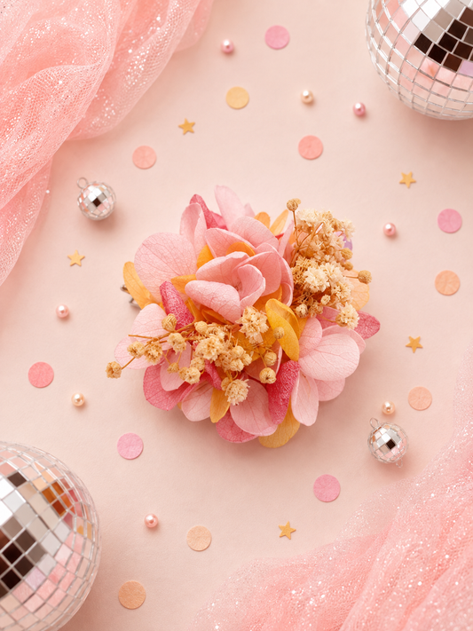Barrette crocodile ronde 5cm en hortensia stabilise rose fuchsia moutarde et gypsophile pour mariage
