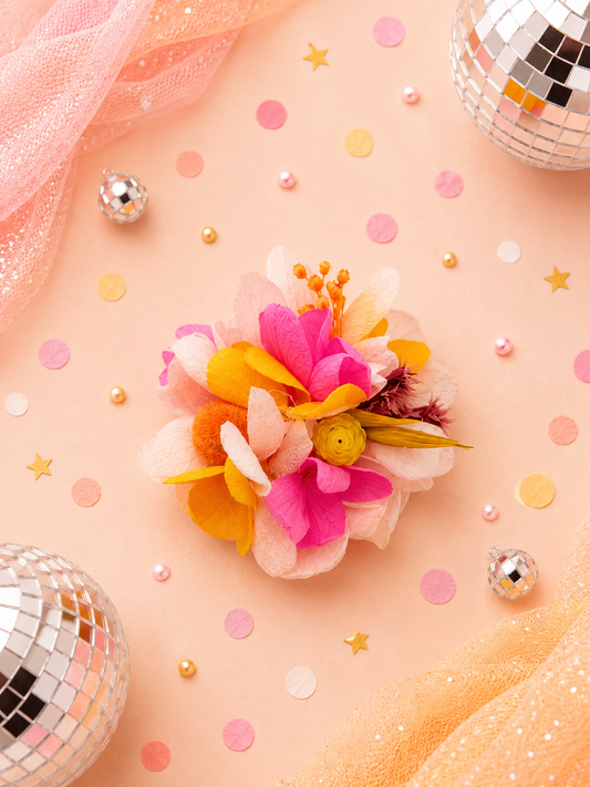 Barrette crocodile ronde 5cm en hortensia stabilise fuchsia rose pastel jaune et fleurs sechees pour coiffure de mariage
