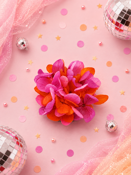 Barrette crocodile ronde 5cm en hortensia stabilise fuchsia et orange pour coiffure de mariage