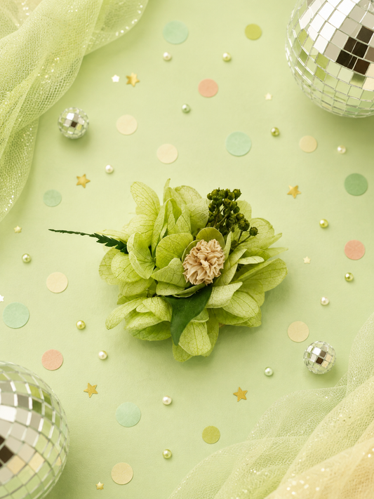 Barrette crocodile ronde 5cm en hortensia stabilise vert anis fleur nude et baies sechees pour coiffure de mariage