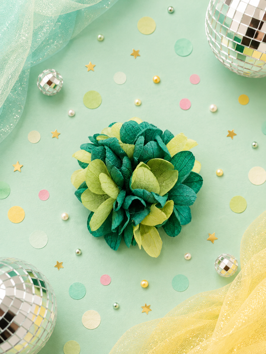 Barrette crocodile ronde 5cm en hortensia stabilise vert sapin et vert anis pour coiffure de mariage