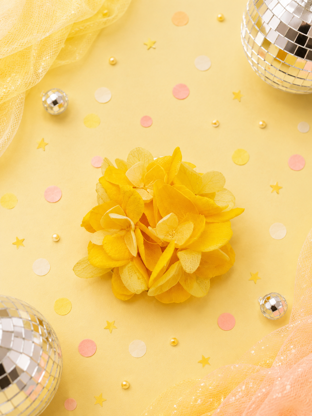 Barrette crocodile ronde 5cm en hortensia stabilise jaune moutarde et jaune soleil pour coiffure de mariage