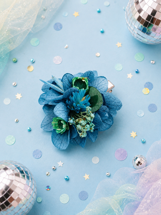 Barrette crocodile ronde 5cm en hortensia stabilise bleu vert et fleurs sechees pour coiffure de mariage