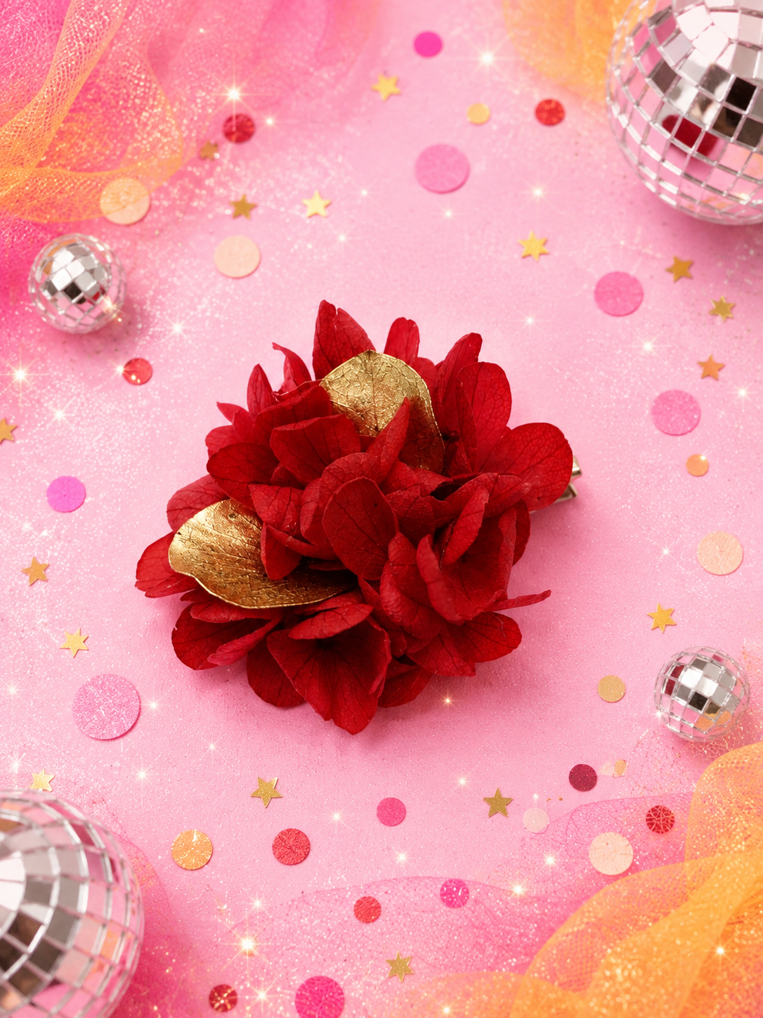 Barrette crocodile ronde 5cm en hortensia stabilise rouge et dore pour coiffure de mariage