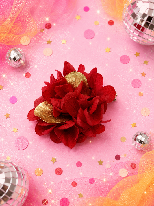 Barrette crocodile ronde 5cm en hortensia stabilise rouge et dore pour coiffure de mariage