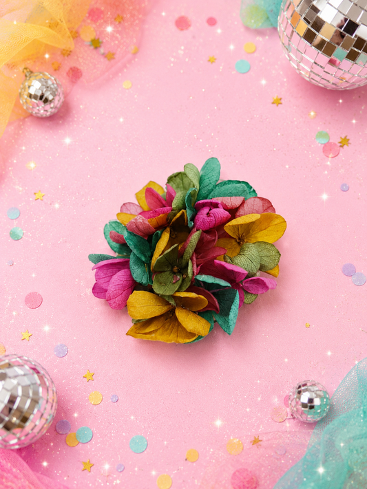 Barrette crocodile ronde 5cm en hortensia stabilise fuchsia moutarde et vert pour coiffure de mariage
