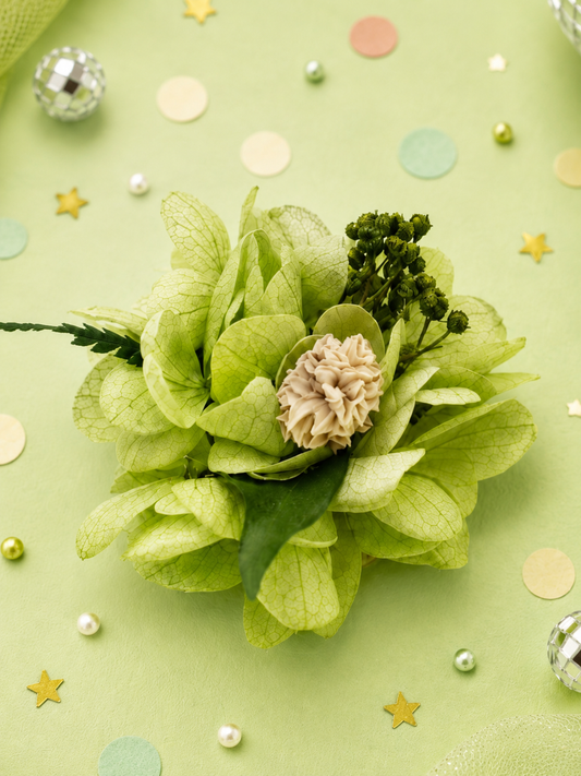 Barrette crocodile ronde 5cm en hortensia stabilise vert anis fleur nude et baies sechees pour coiffure de mariage