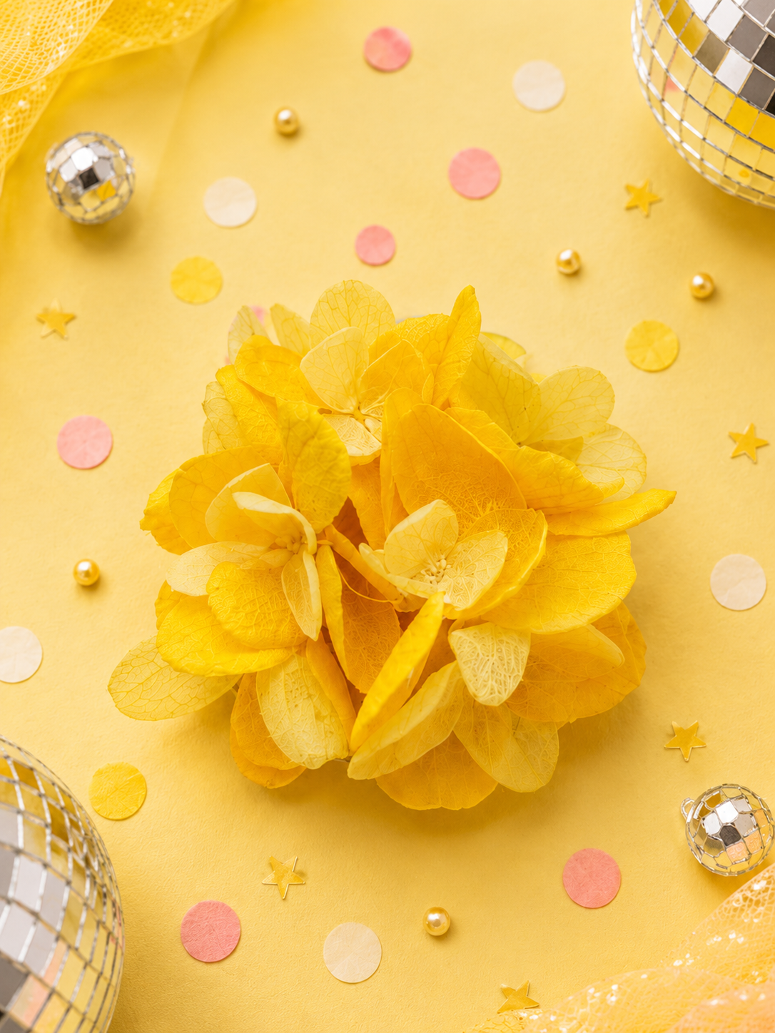 Barrette crocodile ronde 5cm en hortensia stabilise jaune moutarde et jaune soleil pour coiffure de mariage