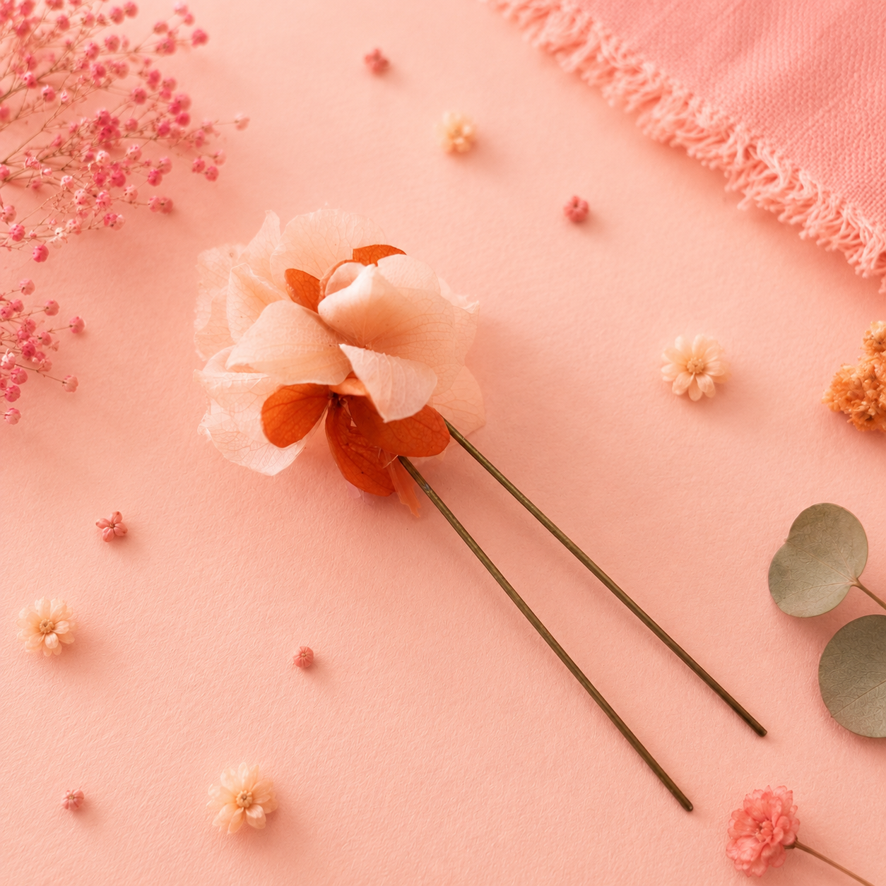 Pique a chignon de mariage en metal dore avec fleur d hortensia stabilise teintes creme et orange