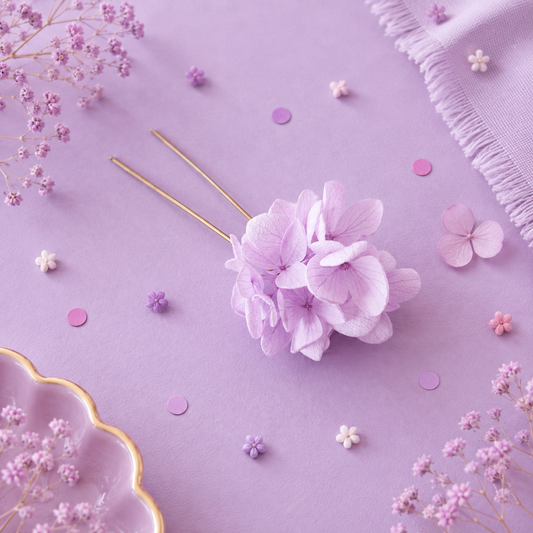 Pique a chignon de mariage en metal dore avec fleur d hortensia stabilise teintes lilas et violet doux