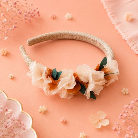 Serre-tete de mariage en tissu tresse avec fleurs d hortensia stabilise teintes creme orange et feuillage d eucalyptus