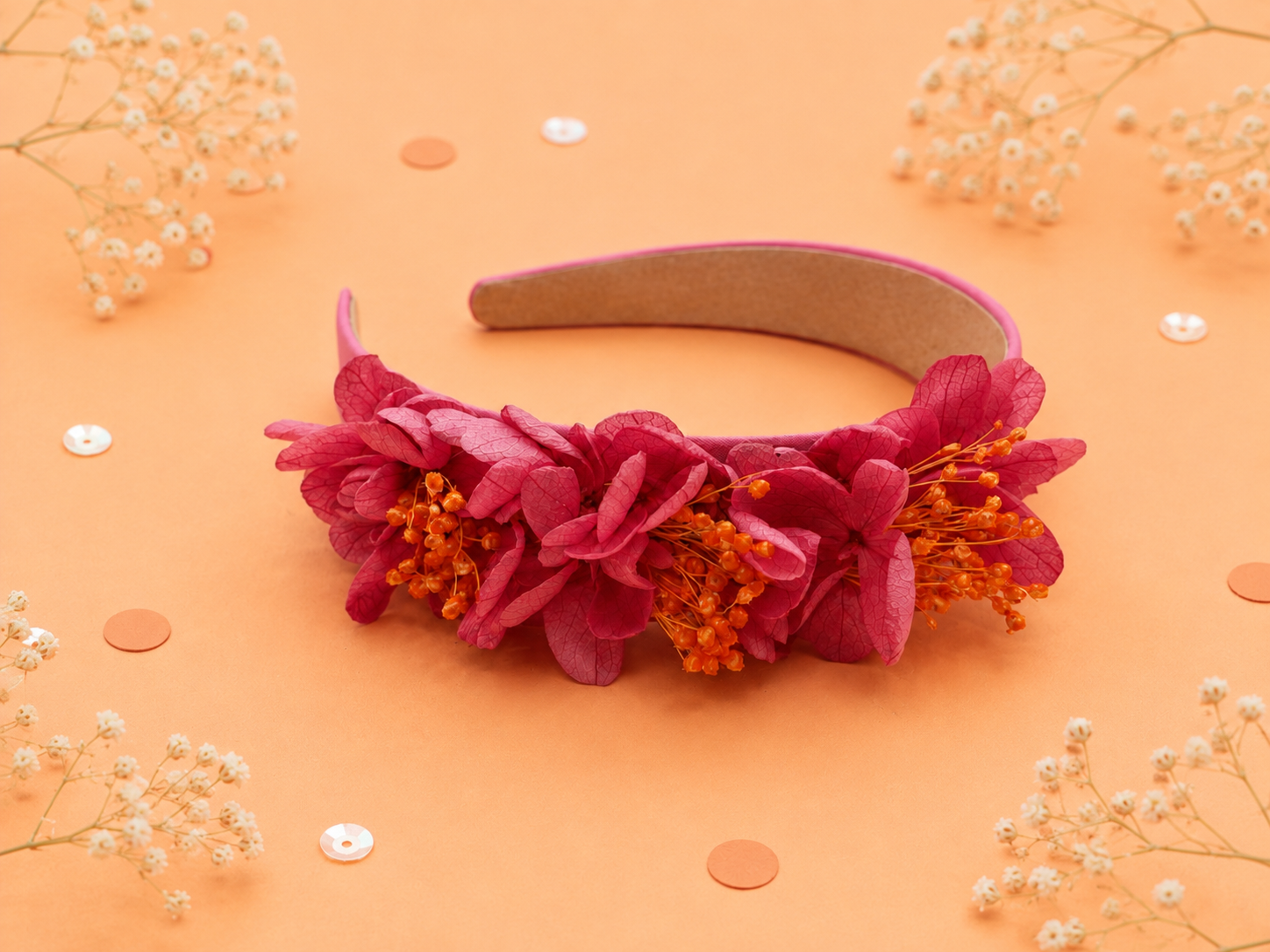 Serre-tete de mariage en tissu fuchsia avec fleurs d hortensia stabilise teintes fuchsia et details orange