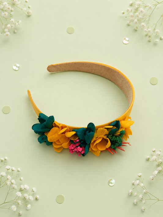 Serre-tete de mariage en tissu jaune avec fleurs d hortensia stabilise teintes jaune moutarde bleu canard et fuchsia
