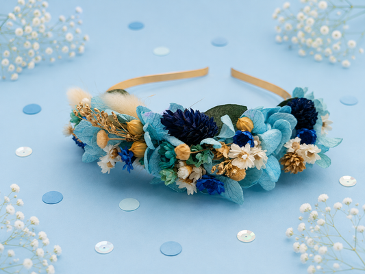 Serre-tete de mariage dore avec fleurs d hortensia stabilise teintes bleu ciel bleu marine et details dores