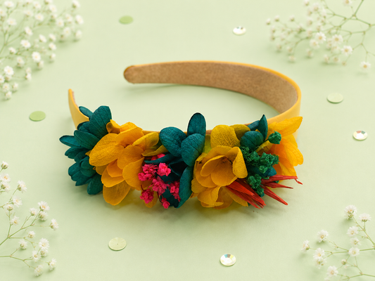 Serre-tete de mariage en tissu jaune avec fleurs d hortensia stabilise teintes jaune moutarde bleu canard et fuchsia