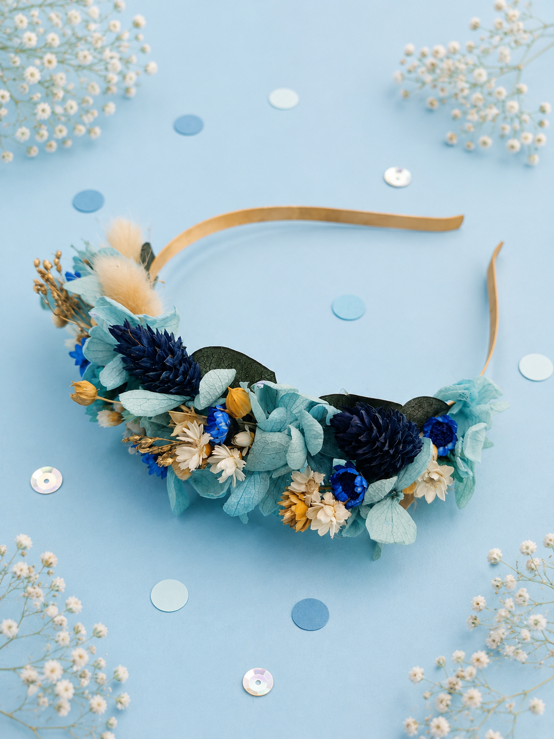 Serre-tete de mariage dore avec fleurs d hortensia stabilise teintes bleu ciel bleu marine et details dores
