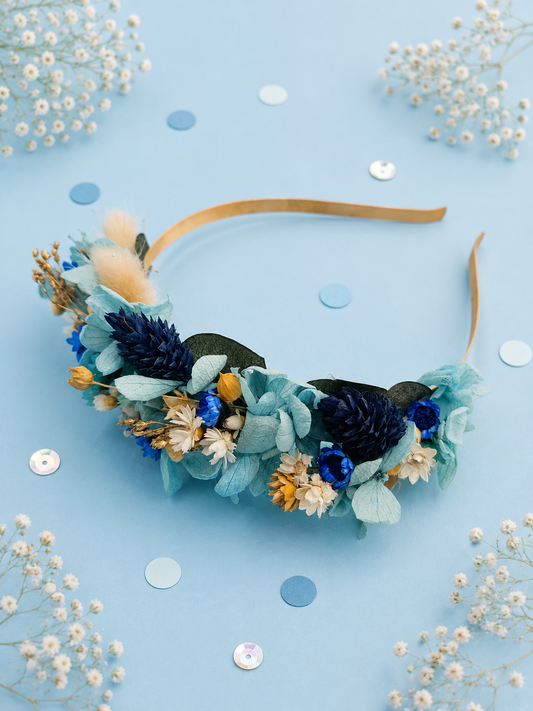 Serre-tete de mariage dore avec fleurs d hortensia stabilise teintes bleu ciel bleu marine et details dores